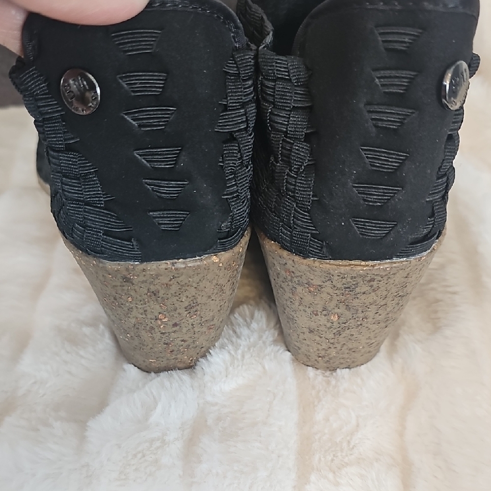 bernie mev. Black Woven Wedges - Picture 6 of 10